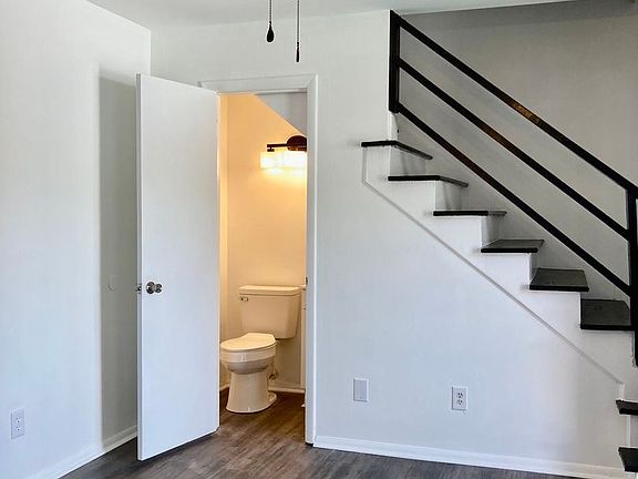3rd image of 618 Elaine St