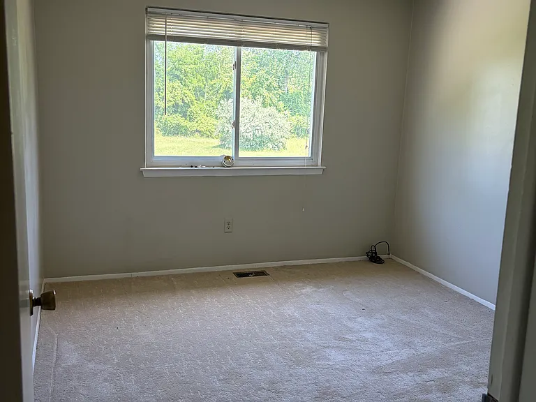 15786 Dupage Blvd — Photo 8