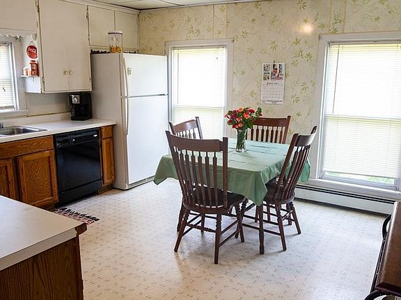 3rd image of 123 E Main St
