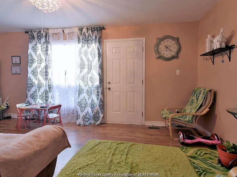 5468 Lassaline Ave — Photo 9