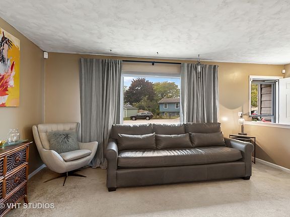 3rd image of 427 Sussex Ct
