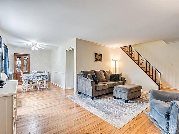 4th image of 430 Oakridge Ave