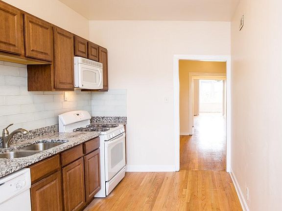 3rd image of 2334 N Sacramento Ave APT 2