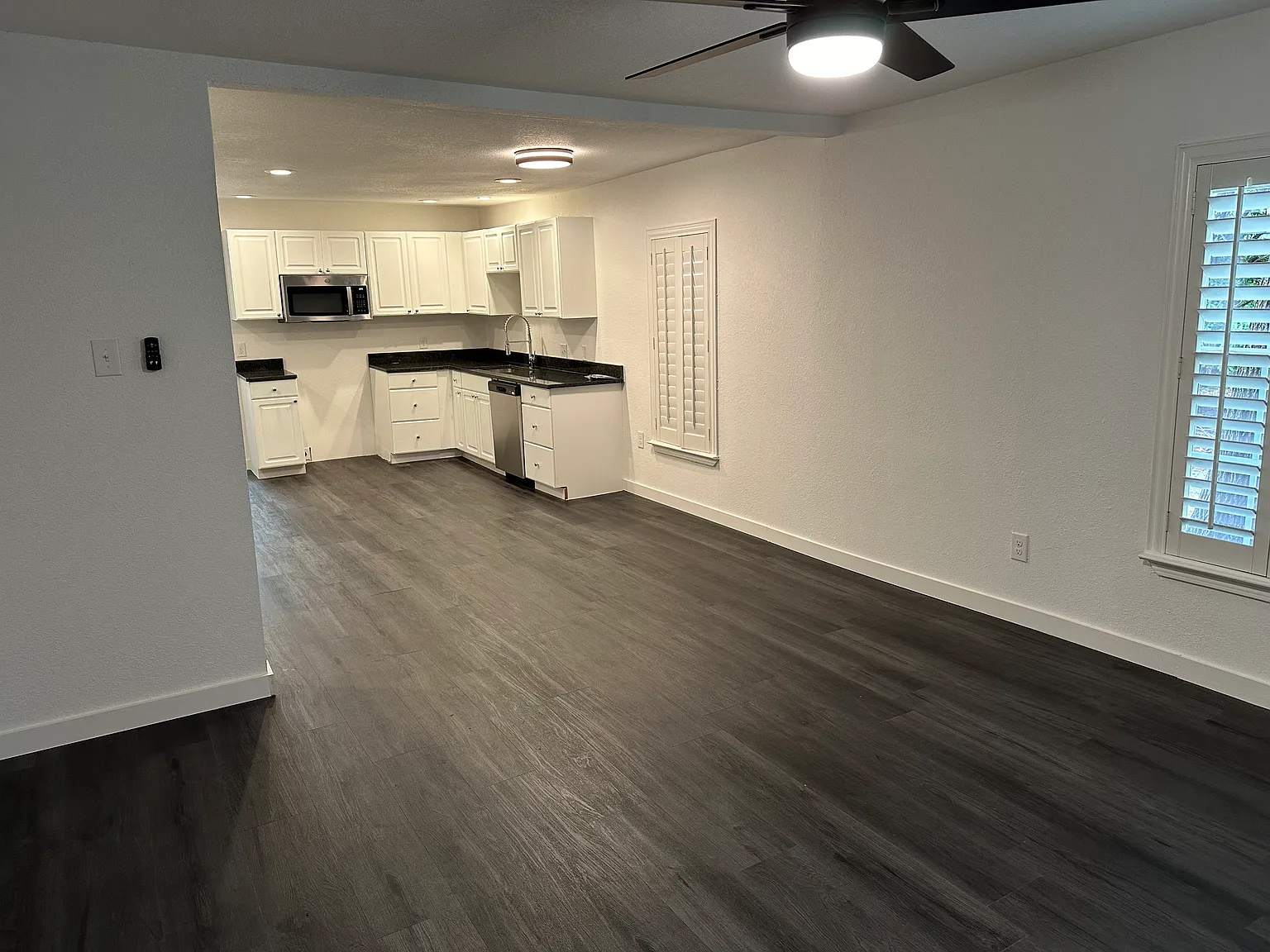 305 College St — Photo 2