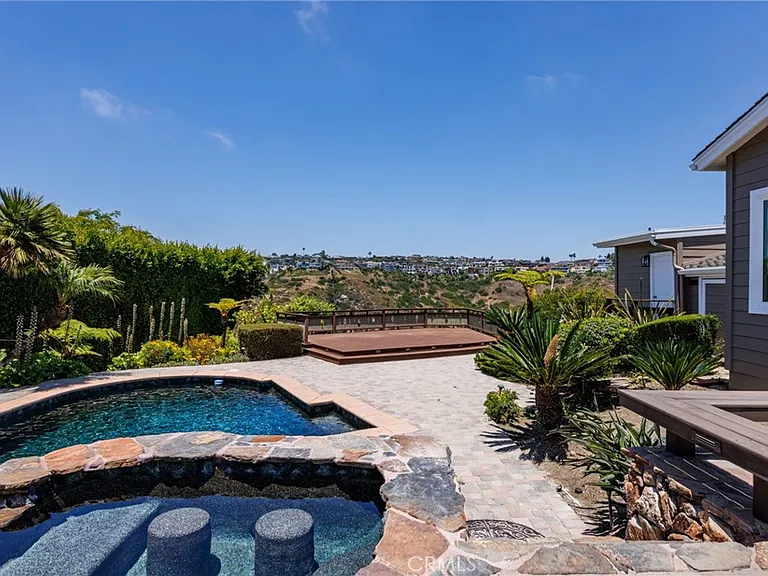 1840 Temple Hills Dr — Photo 63