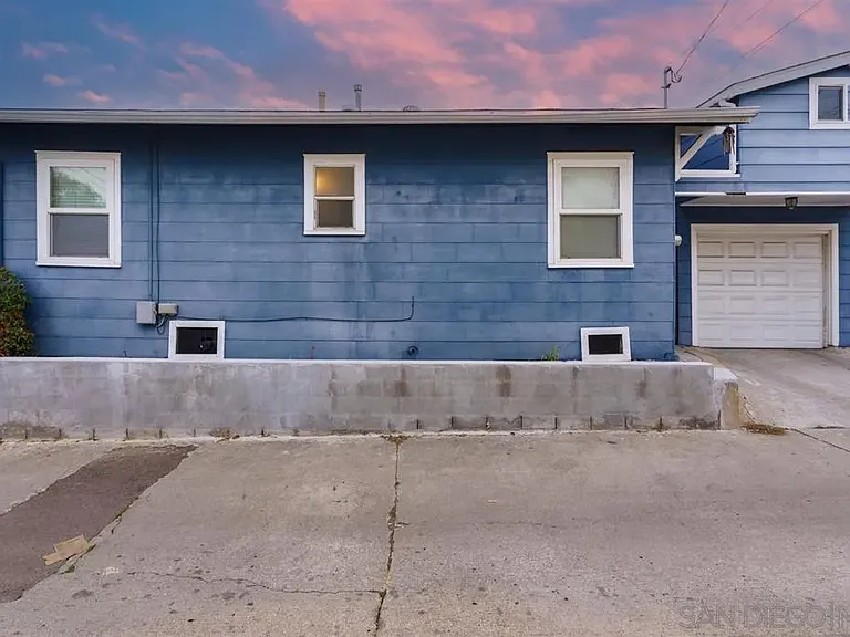 2331 Lincoln Ave — Photo 2