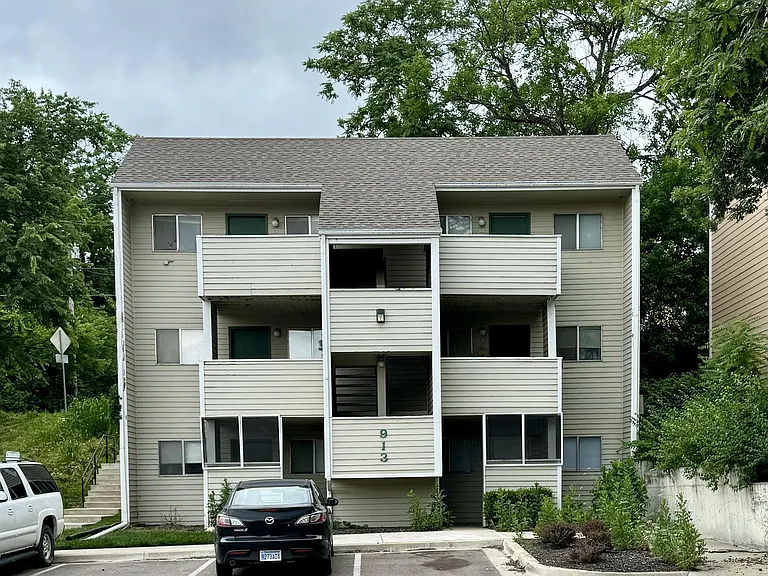 913 Michigan St — Photo 1