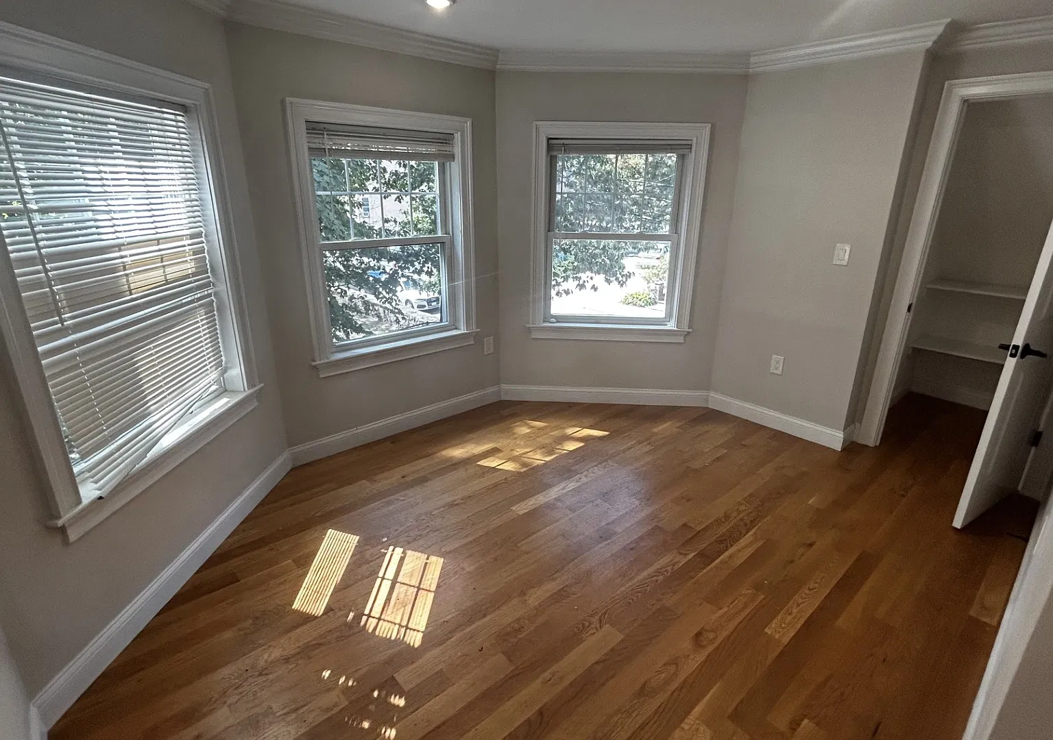 3 bed, 900 sqft, $3,845 — Photo 3