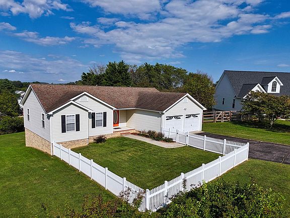 2nd image of 1083 Pheasant Ln