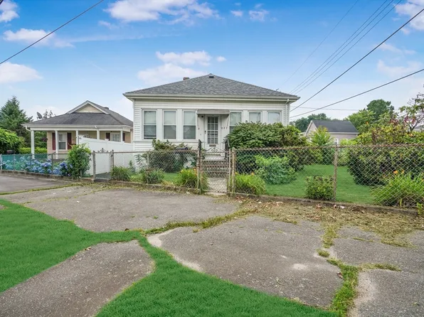 207 Rockdale Ave, Dartmouth, MA 02748