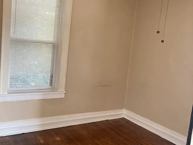 Colonial Apartments — Photo 36