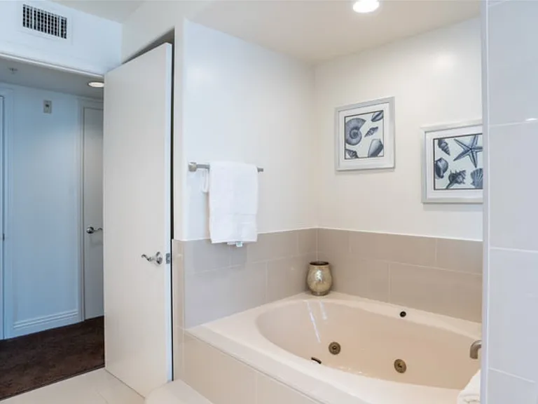 1819 Holmby Ave #204 — Photo 8