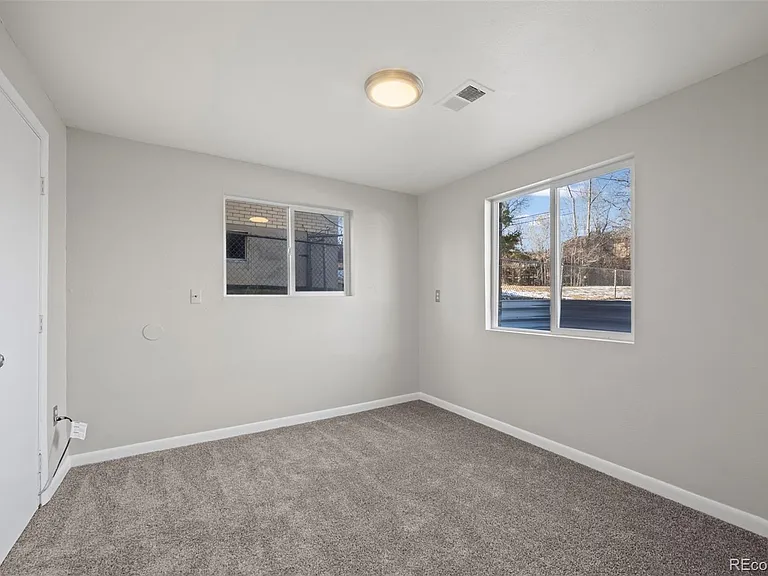 455 S Oak St — Photo 14