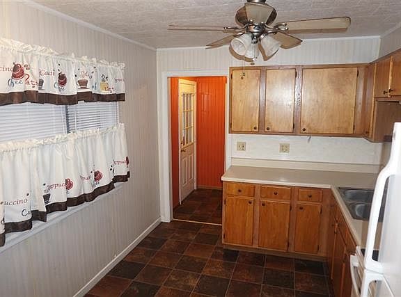 5th image of 1629 Broadway St