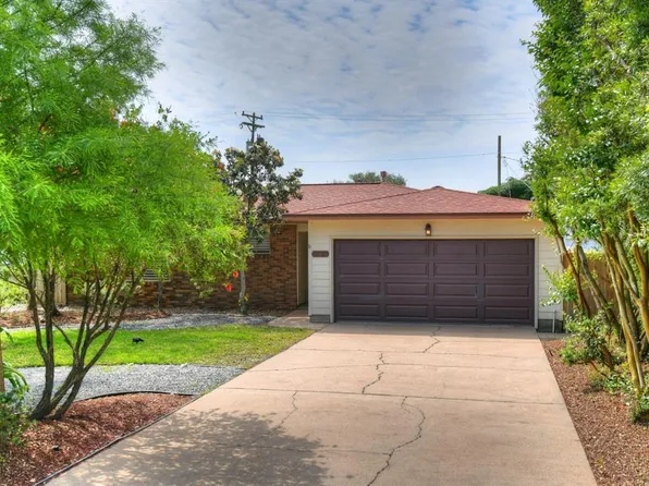 107 Coral Ln, Galveston, TX 77550