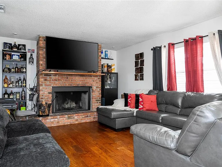 1594 Frances St — Photo 38