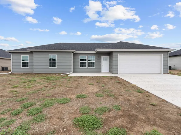 1207 Harbor Dr, Salina, KS 67401