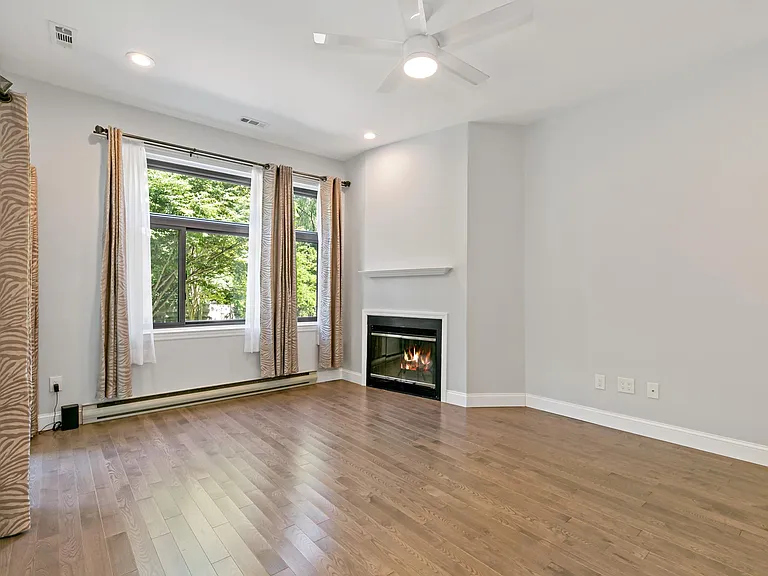 343 N Greeley Ave — Photo 10