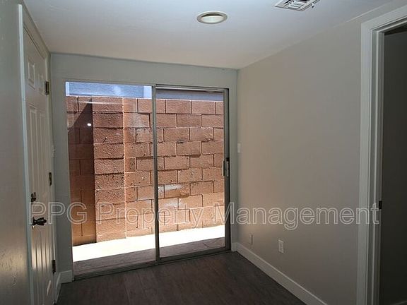 3rd image of 905 E Amelia Ave