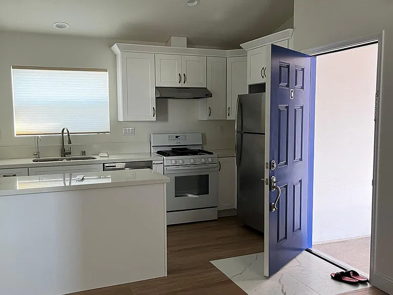 1316 S Van Ness Ave #C — Photo 8