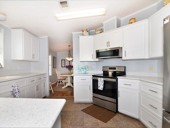 3rd image of 900 Dogwood Dr