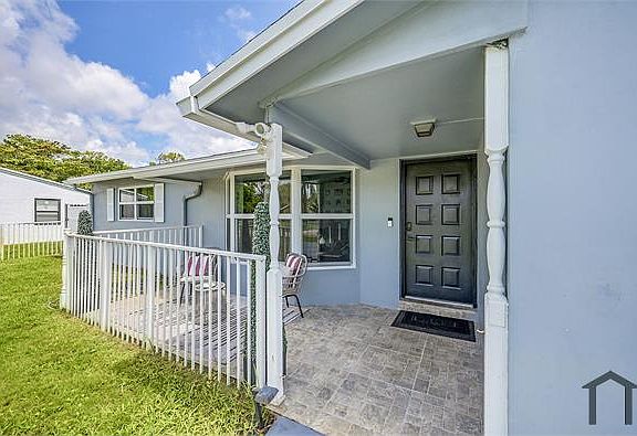 3rd image of 3657 Ruskin Ave