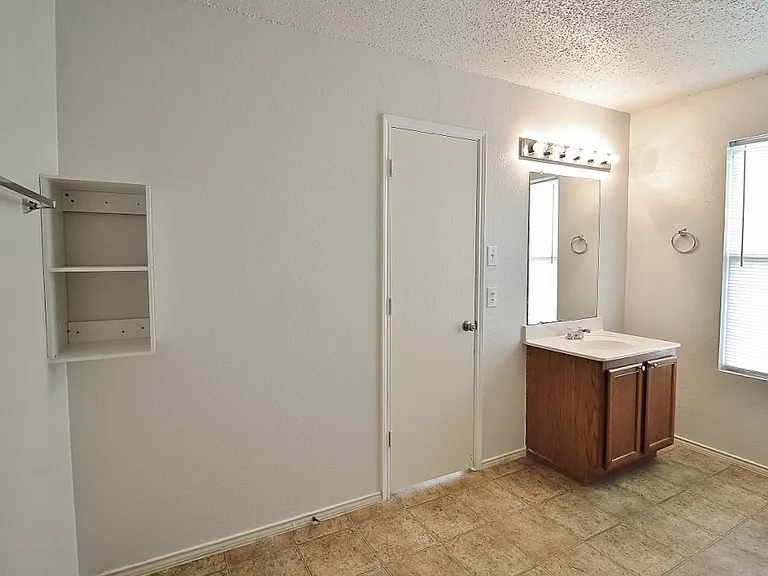 3325 Tioga St — Photo 9