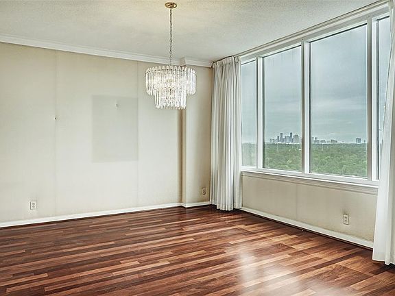 4th image of 121 N Post Oak Ln APT 1402