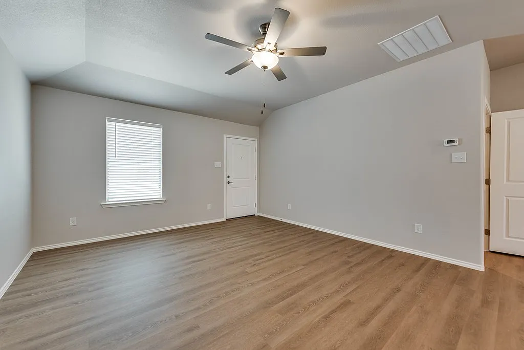 3 bed, 2.0 bath, 1511 sqft, $2,600 — Photo 4