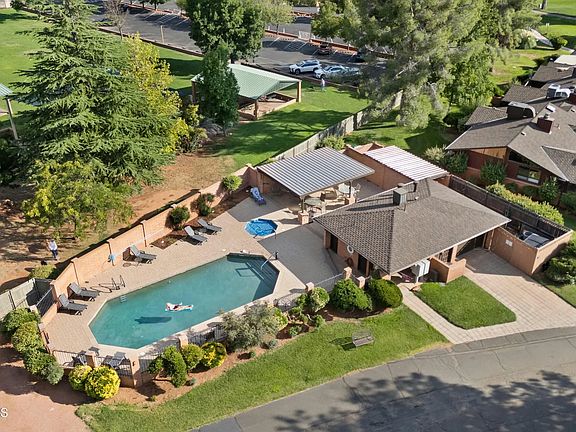 Community pool & jetted hot tub