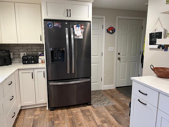5th image of 406 Independence Ave S
