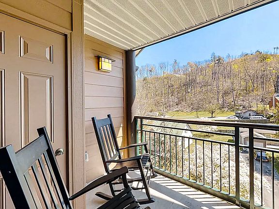 5th image of 215 Woliss Ln #413