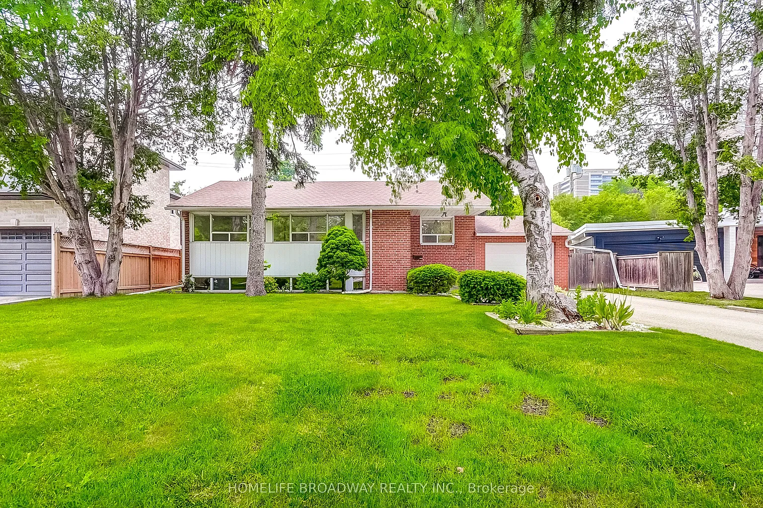45 Hurlingham Cres photo 1