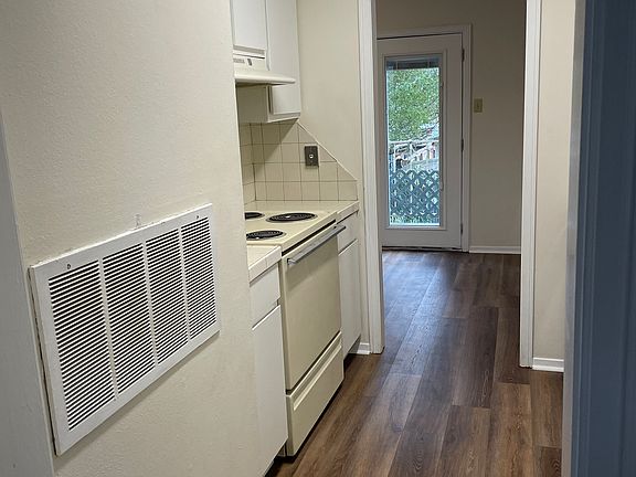 4th image of 872 Arlington Ave #4