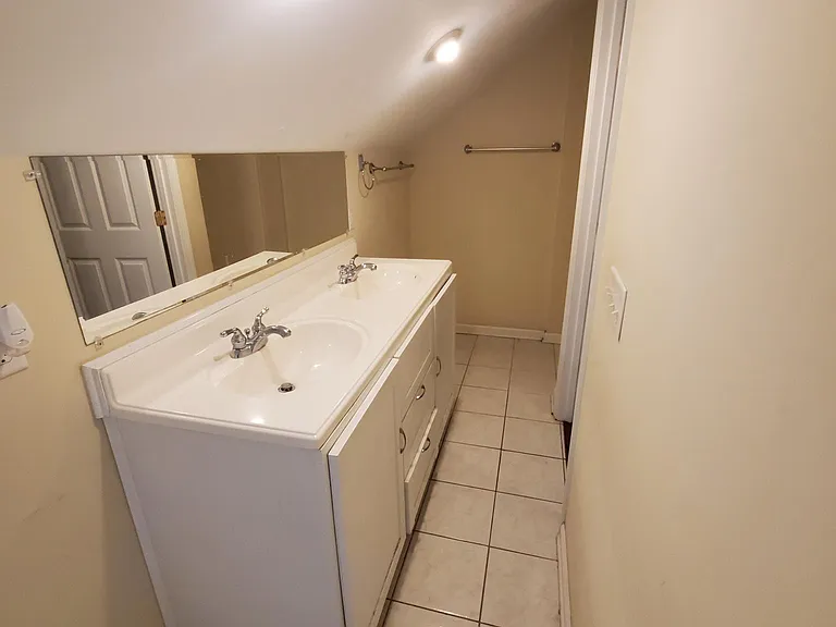 2225 Whitaker St — Photo 6