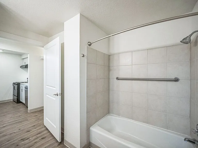 Spacious 2 Bedroom - Excellent Location! — Photo 23