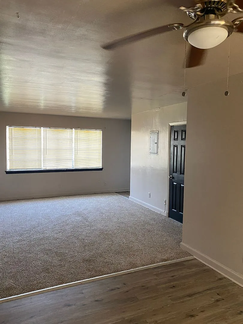 Wesley Dr 6 Plex — Photo 2
