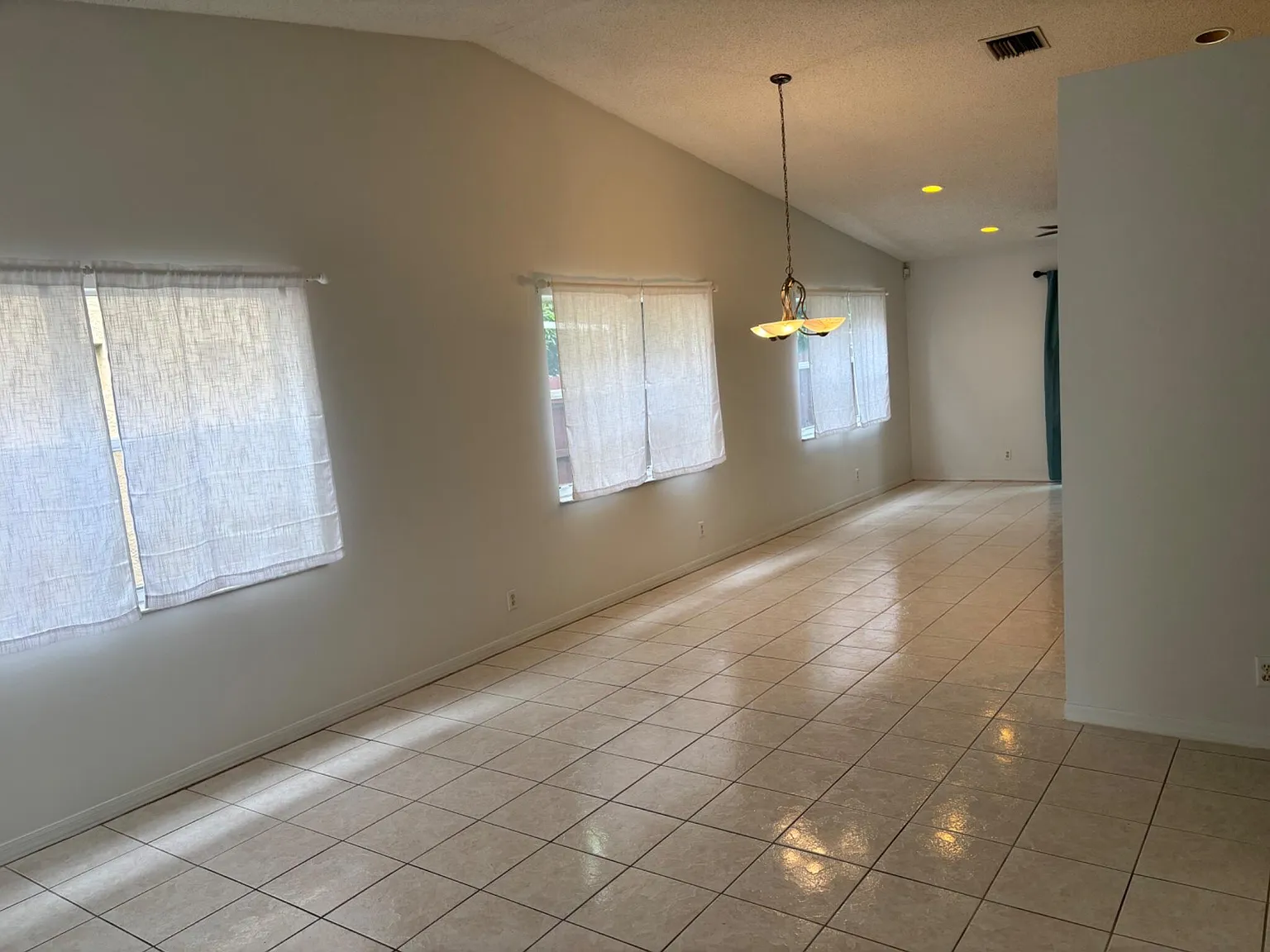 3 bed, 2.0 bath, 1405 sqft, $3,179 — Photo 3