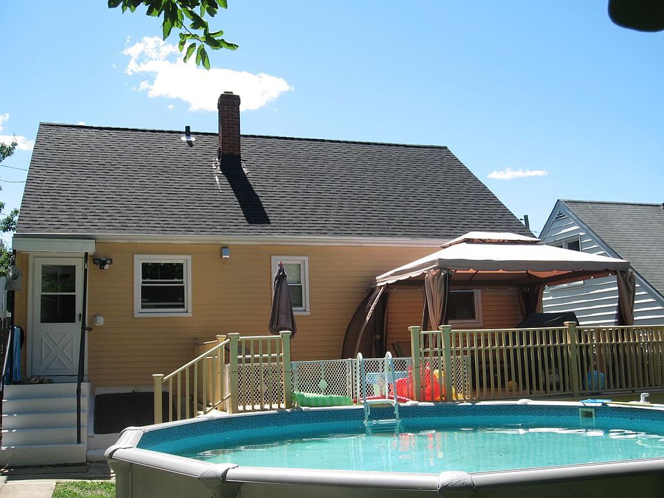 2nd image of 828 Ruth St