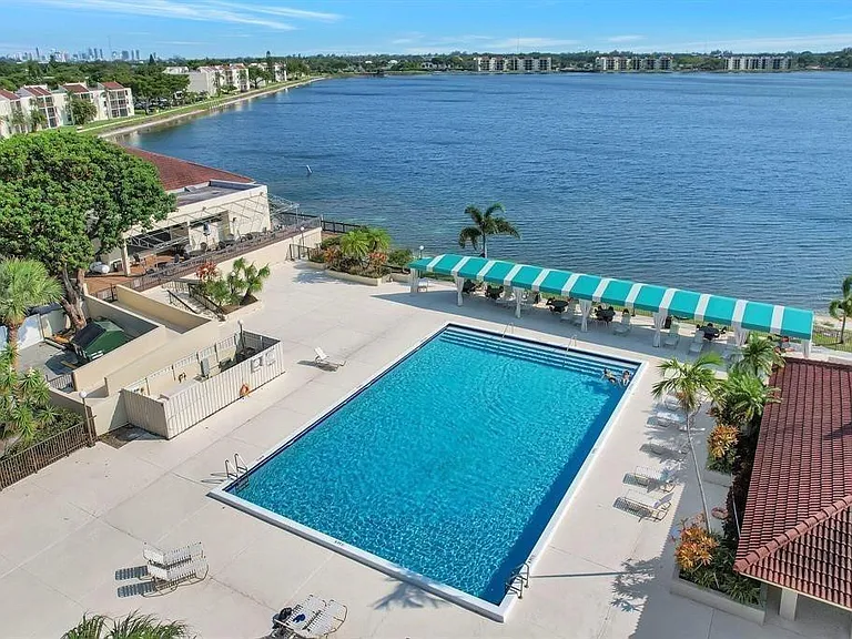 110 Lake Emerald Dr #409 — Photo 13