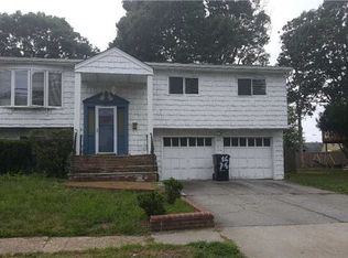 16 Westminster Ln, West Islip, NY 11795