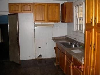 3rd image of 900 Garfield St