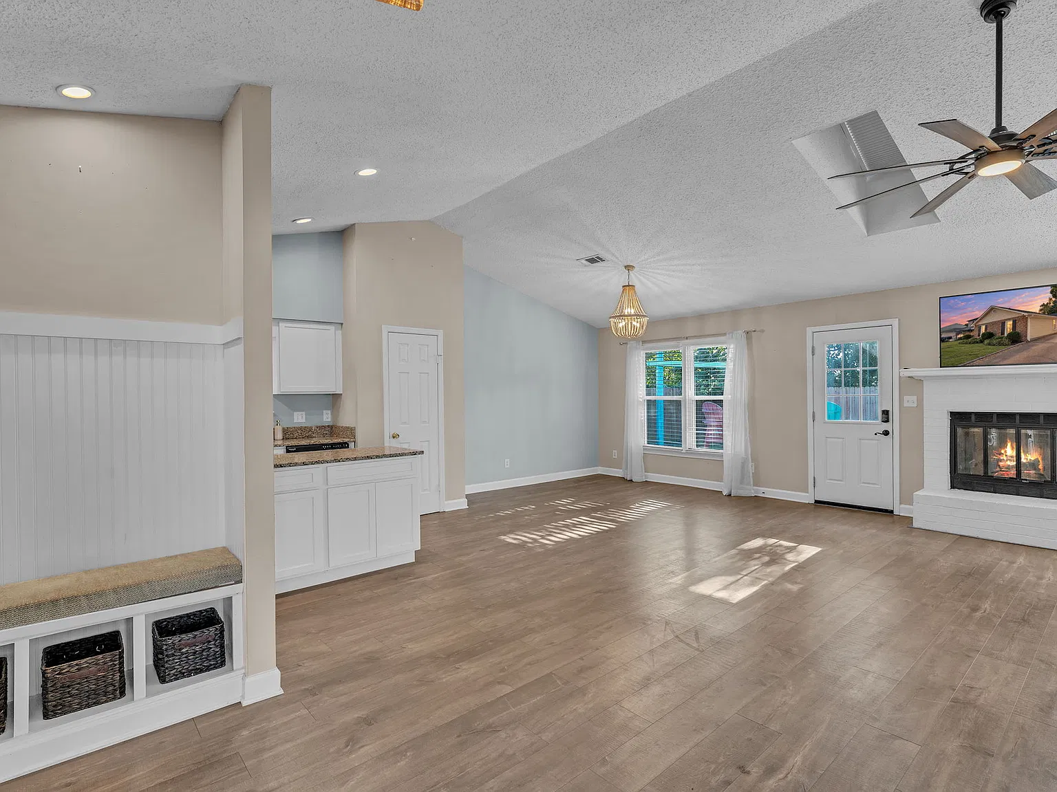 3 bed, 1359 sqft, $2,500 — Photo 3