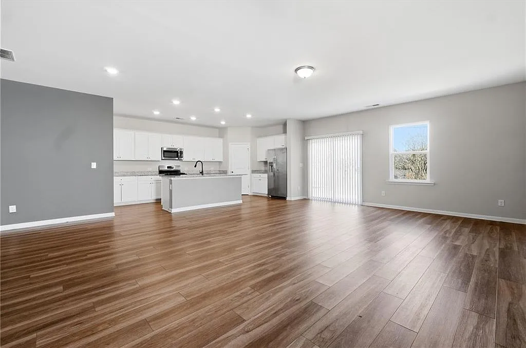 5 bed, 2.5 bath, 2500 sqft, $2,400 — Photo 4