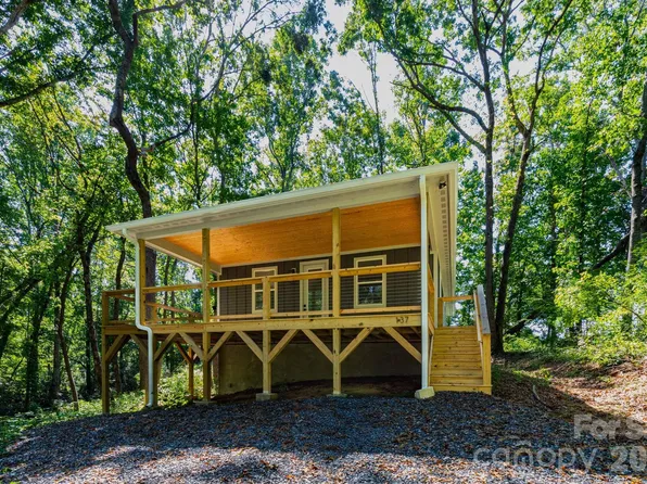 137 E Arbutus Trl, Hendersonville, NC 28792