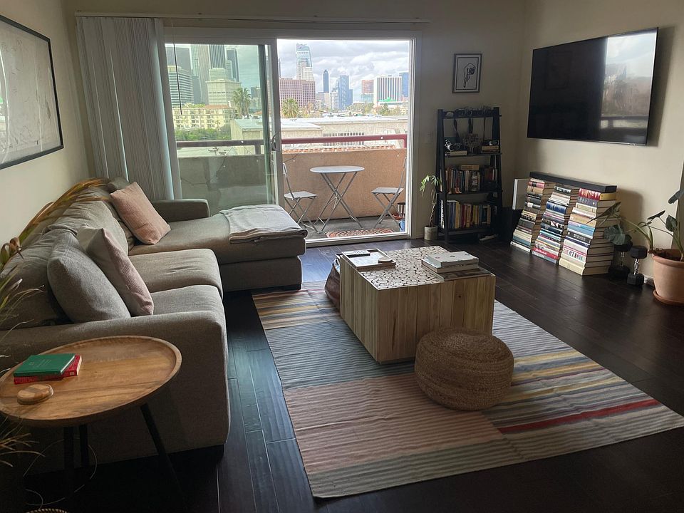 1st image of 918 W College St #218