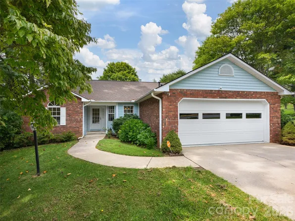 5 Saint Andrews Dr, Etowah, NC 28729