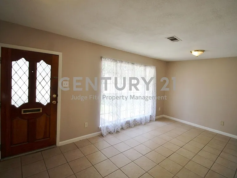 821 Rea Ave — Photo 4