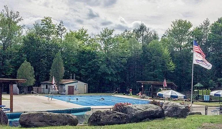 2nd pool 1min drive from house