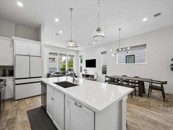 2804 Grand Fountains Dr #B, Houston, TX 77054